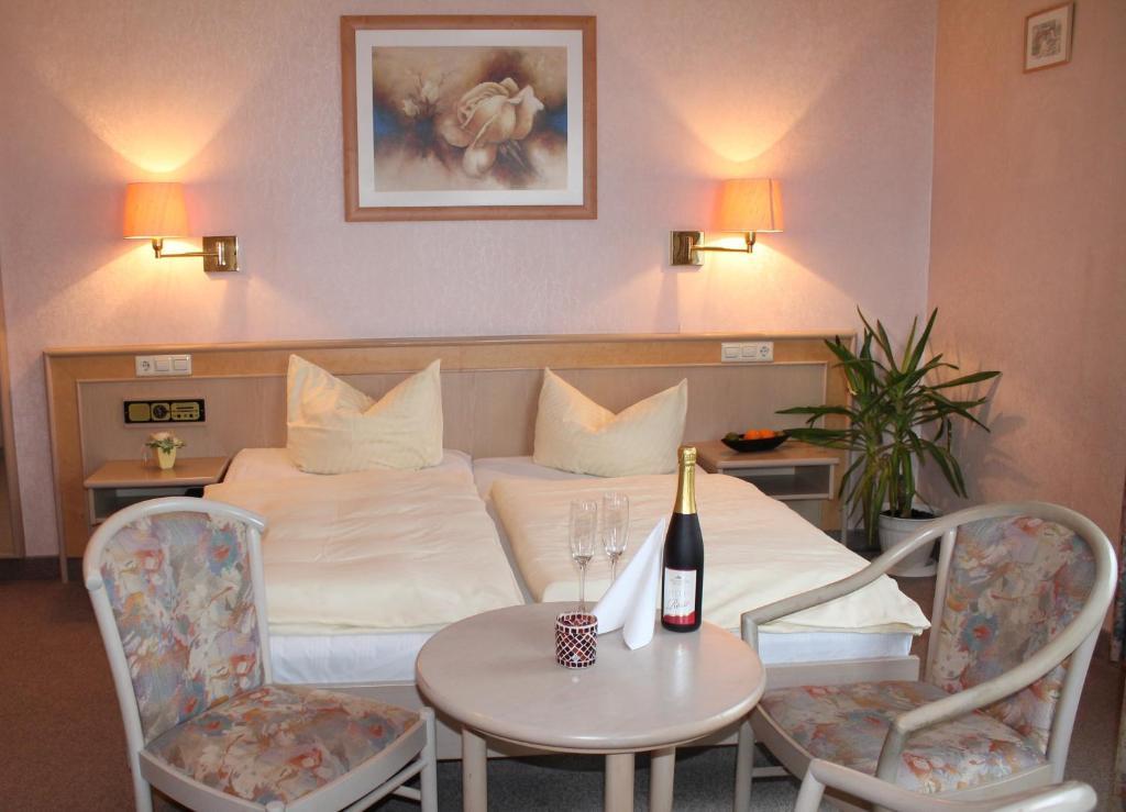 Hotel Adlerhof Таубербишофсхайм Экстерьер фото